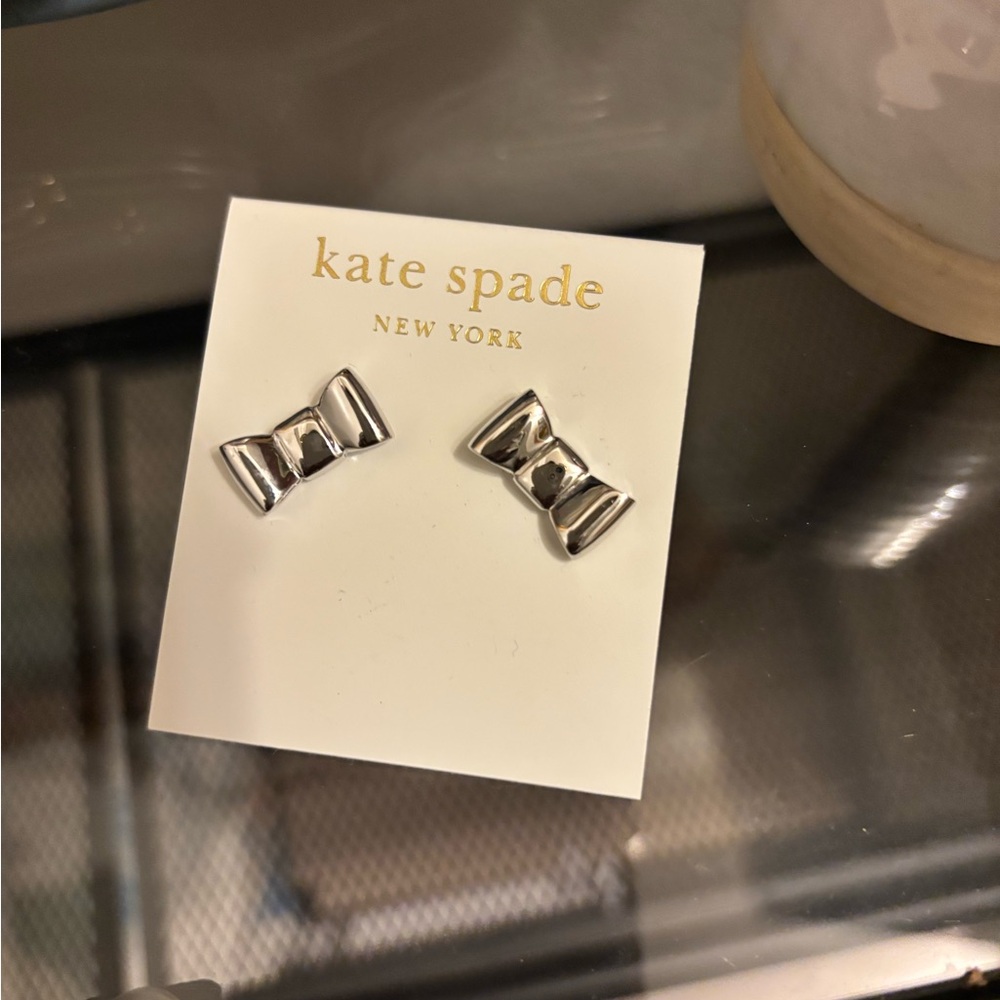Kate Spade silver bow earrings nwt - Picture 3 of 4